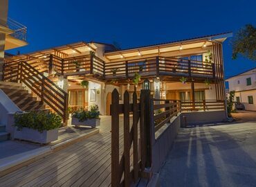 Ekati Mare Suites &amp; Villas