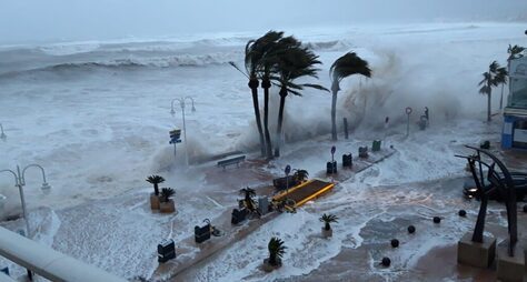 Тенеріфе штормить: Туристів закликають бути обережними!