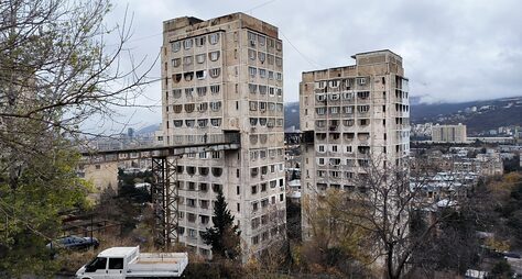 Знакомство с Сабуртало: мосты, мозаики и самострой