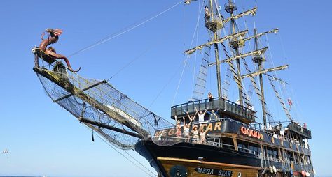 Из Анталии — к берегам Кемера на пиратской яхте!