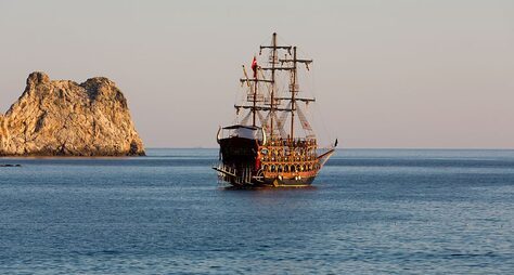 Морская прогулка на пиратском корабле