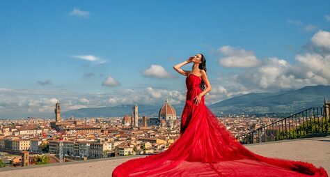 Фотосессия во Флоренции: в летящем платье на фоне романтичного города