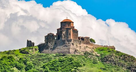 Древние церкви, город в скалах и грузинская кухня