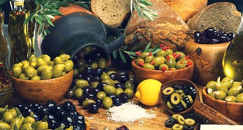 Три кита греческой кухни: хлеб, вино и олива!