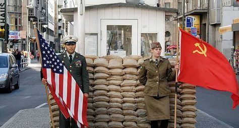 Вдоль Берлинской стены на велосипедах: всё о символе послевоенной Германии