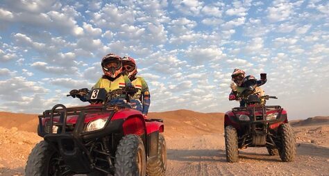На квадроциклах и верблюдах: индивидуальное сафари в пустыне